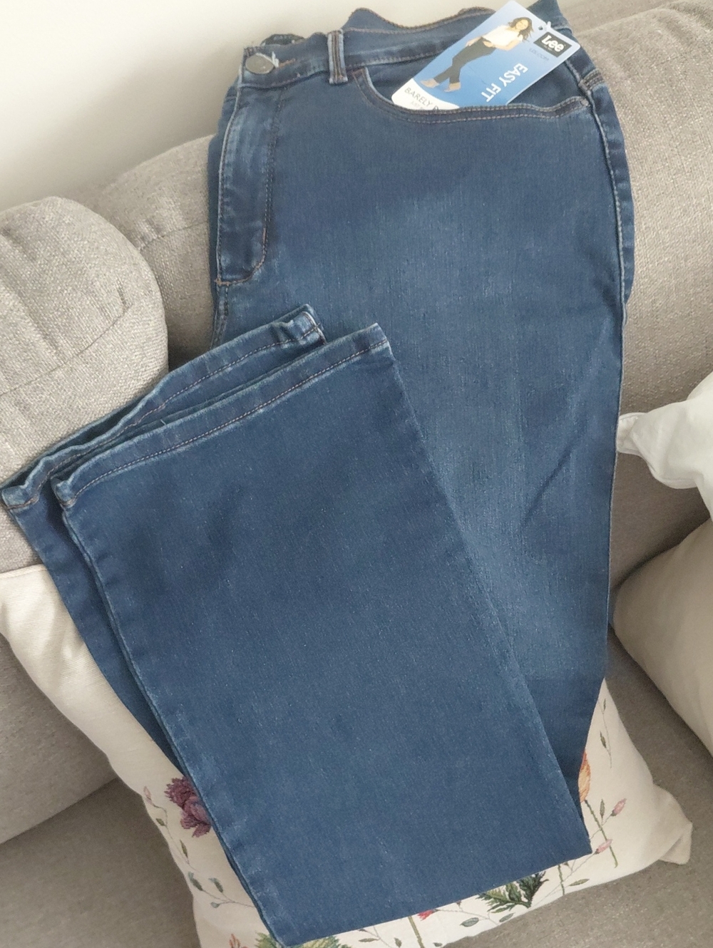 Lee Barely Bootcut Jeans in Indigo Blue Size14 Short